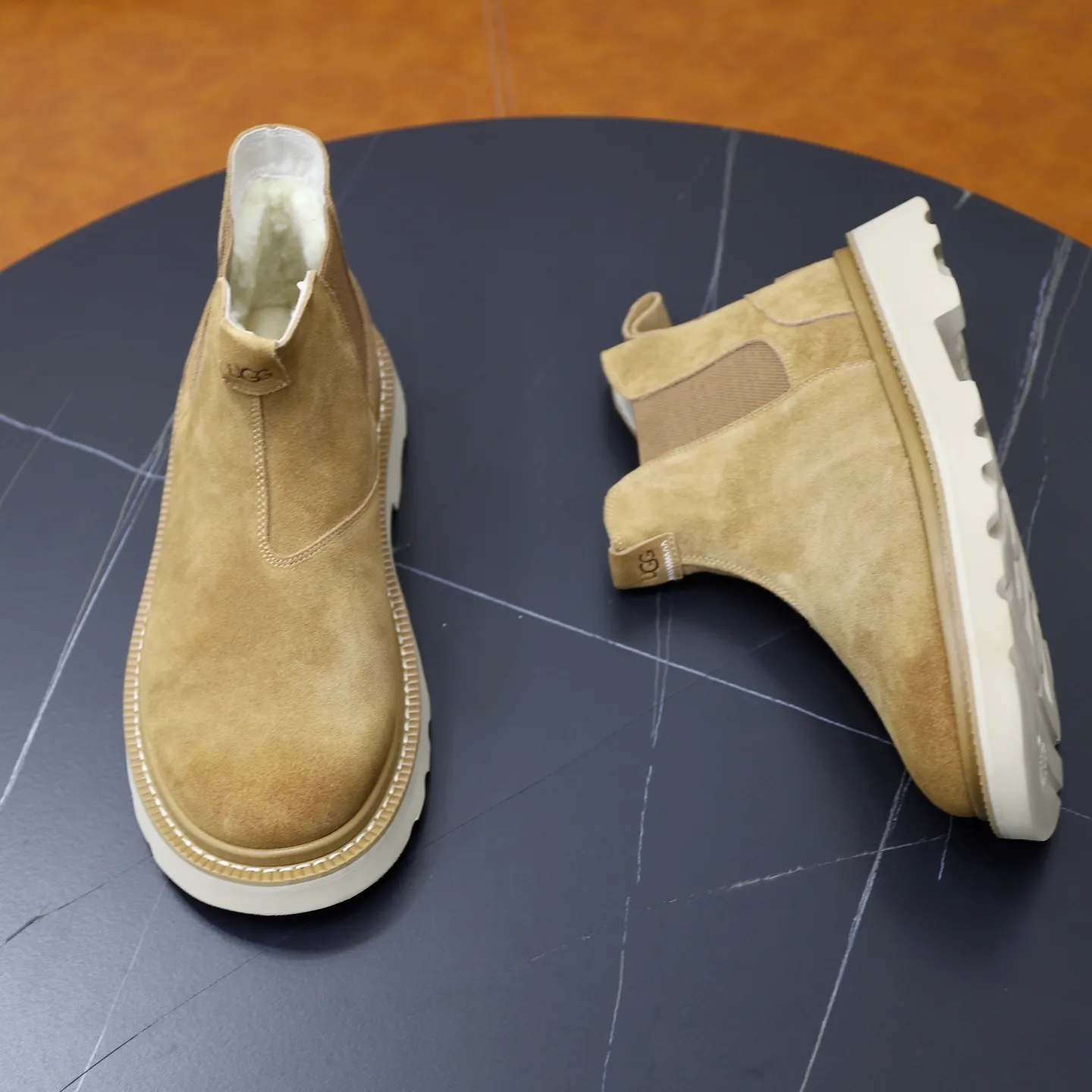 Ex-factory price: 640💰Thick wool imported from Australia Brand: UGG genuine purchasing agent Size: 39-45 Grade: Official website 1:1 Material: First layer of genuine leather waterproof and antifreeze upper Real wool lining Original non-slip soft wear-resistant outsole Style category: Men's casual shoes Trendy style Comfortable on the feet Color: Official website color synchronization